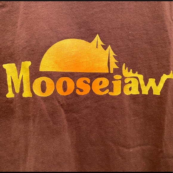 Small brown Moosejaw Mountaineering t-shirt with sunset - Picture 2 of 5